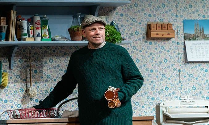 Rufus Hound as Tom in THE GOOD LIFE